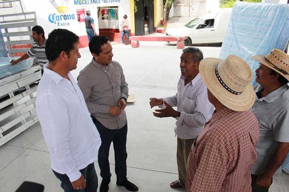Entregan apoyos a afectados por inundaciones