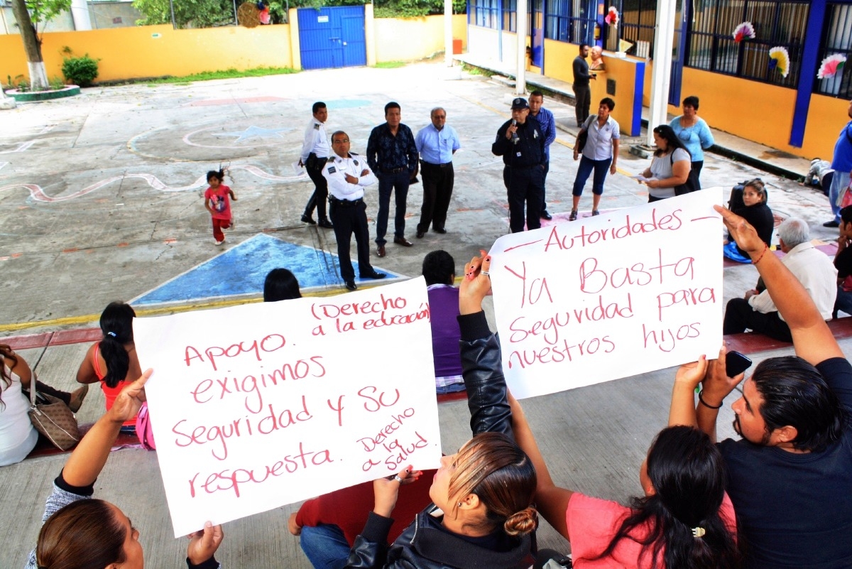 Bloquean Plan de Ayala en protesta por robo en jardín de niños