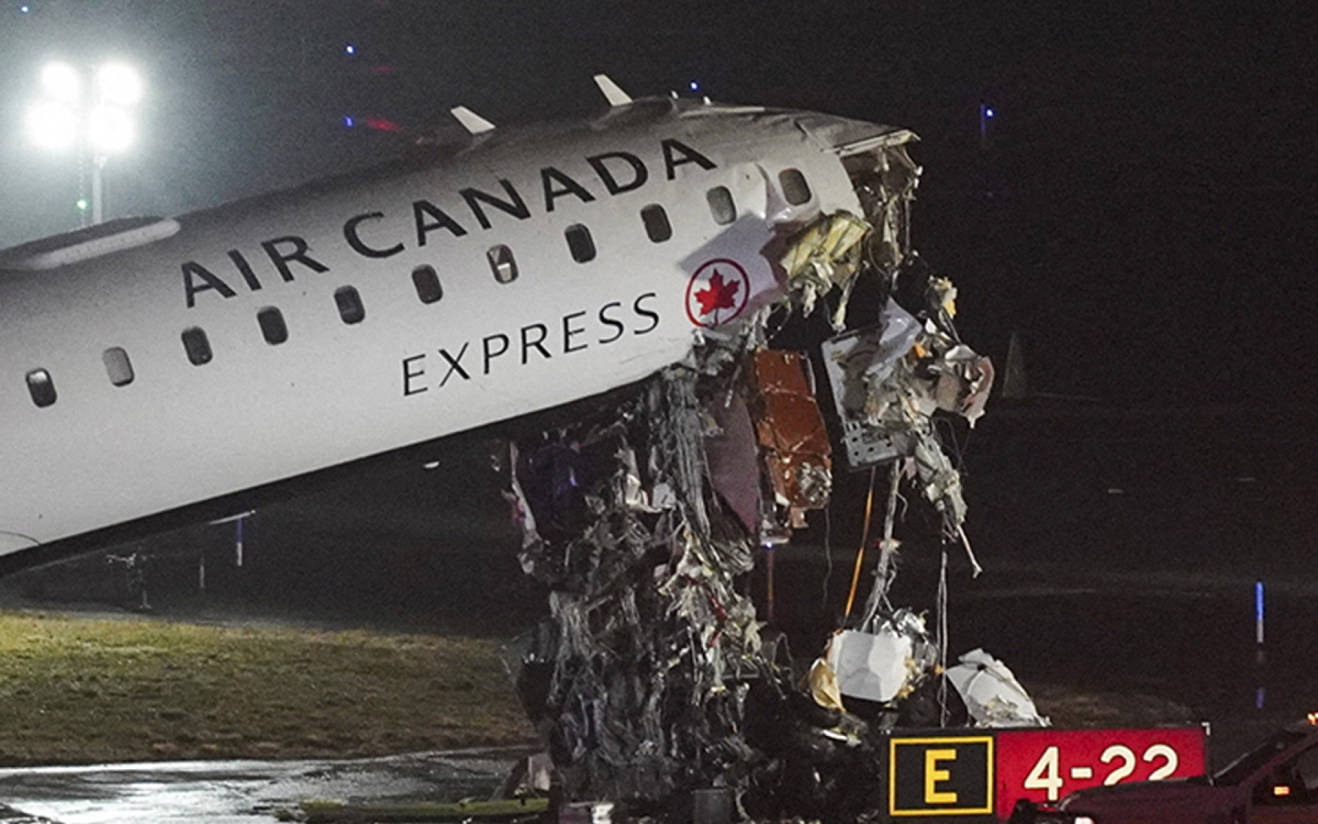 Mueren 2 personas tras colisión de avión y vehículo en Nueva York