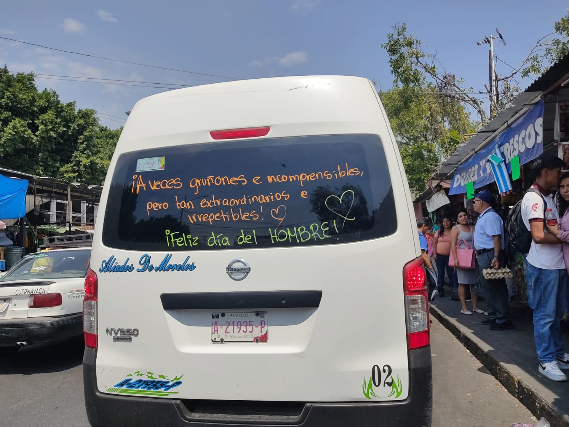 Mensajes en unidades del transporte público con motivo del 'Día del hombre'