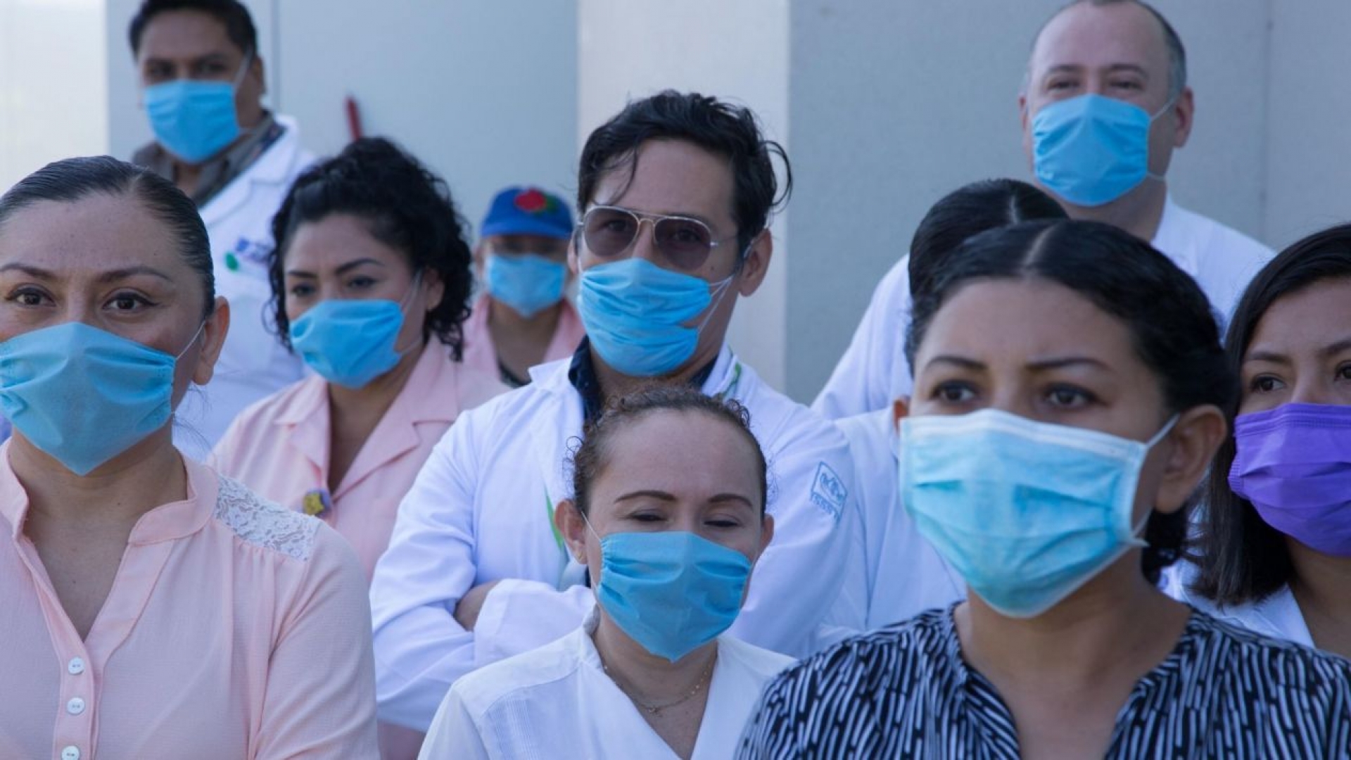 Por COVID-19, lanzan cloro a médicos, los insultan, les niegan transporte público...