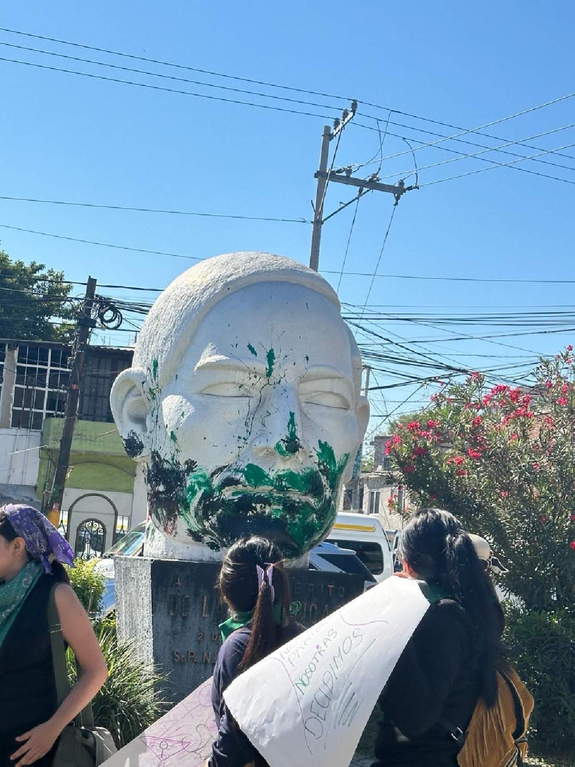 Realizan pintas en monumentos de Jojutla en marcha del 8M