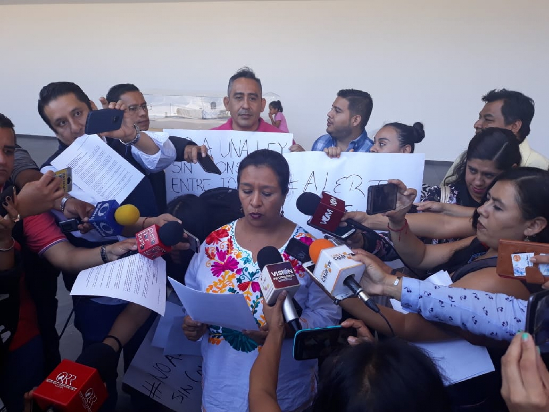 Protestan periodistas ante el Congreso local