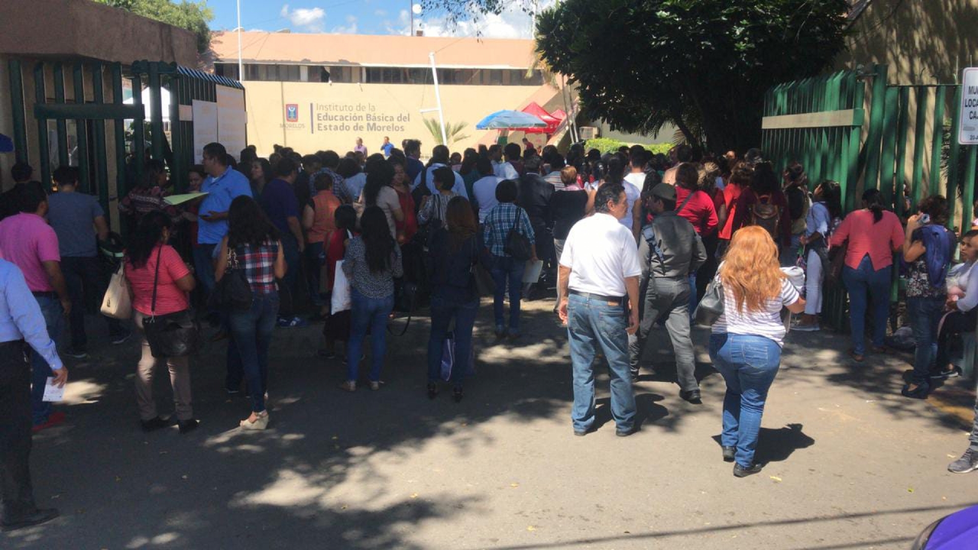 Protestan padres de familia de seis escuelas de Tlaquiltenango