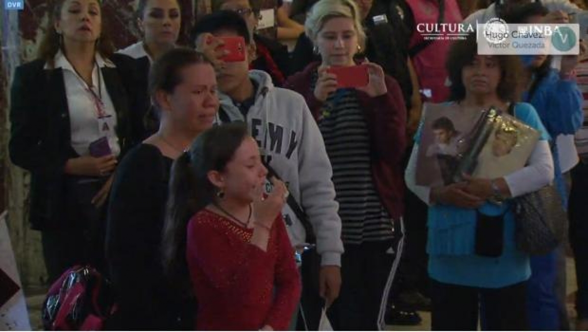 Conmueve canto de niña durante homenaje a Juan Gabriel