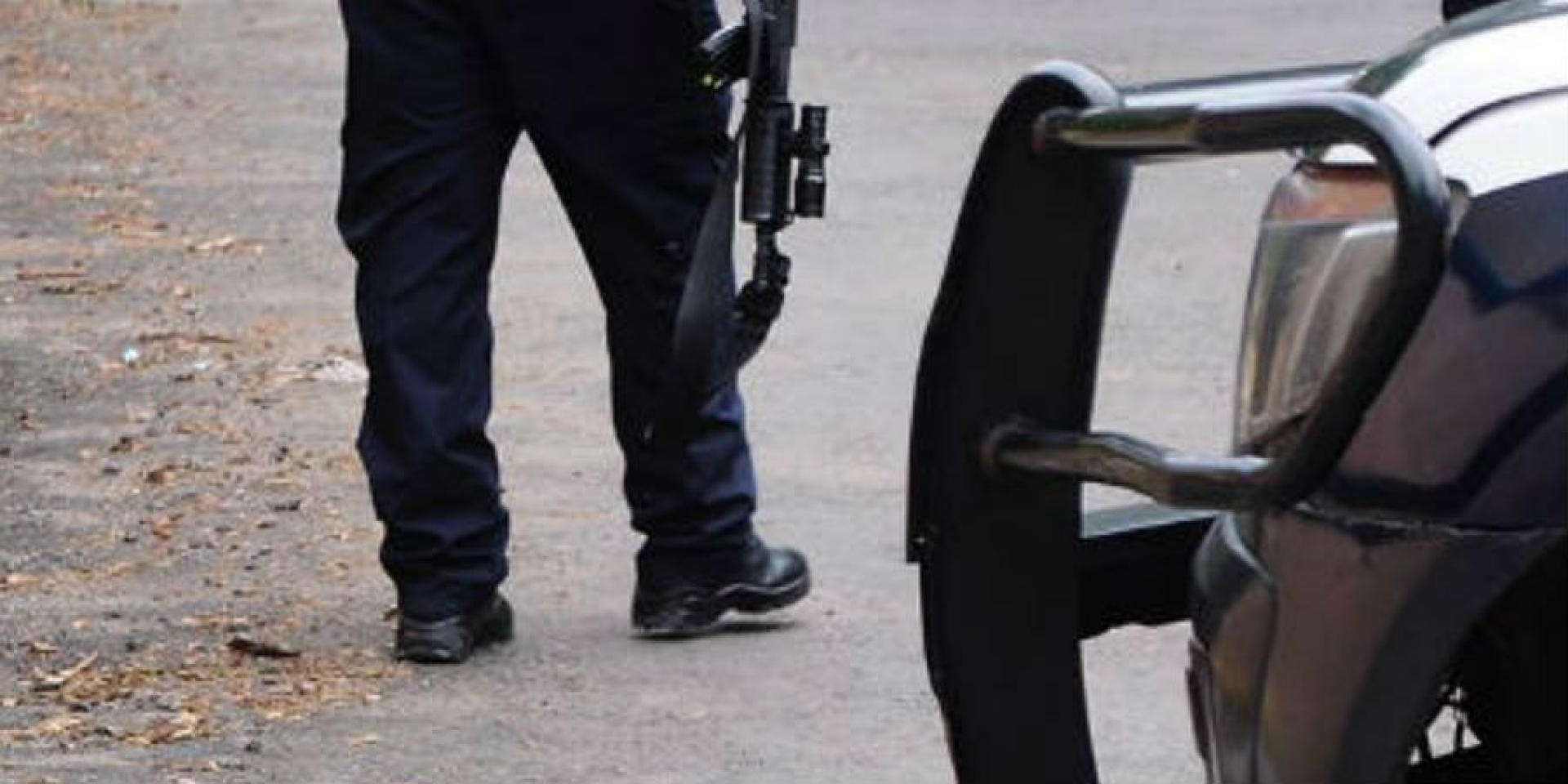 Golpean a dos policías; les roban armas de fuego y un radio