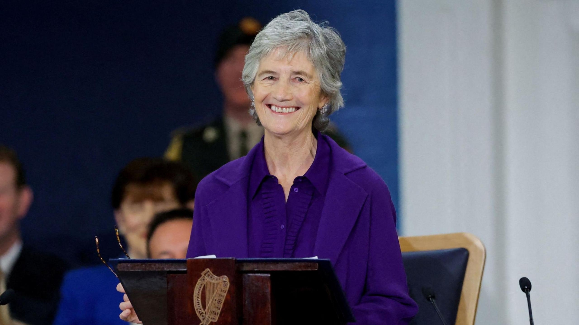 Catherine Connolly toma posesión como presidenta de Irlanda