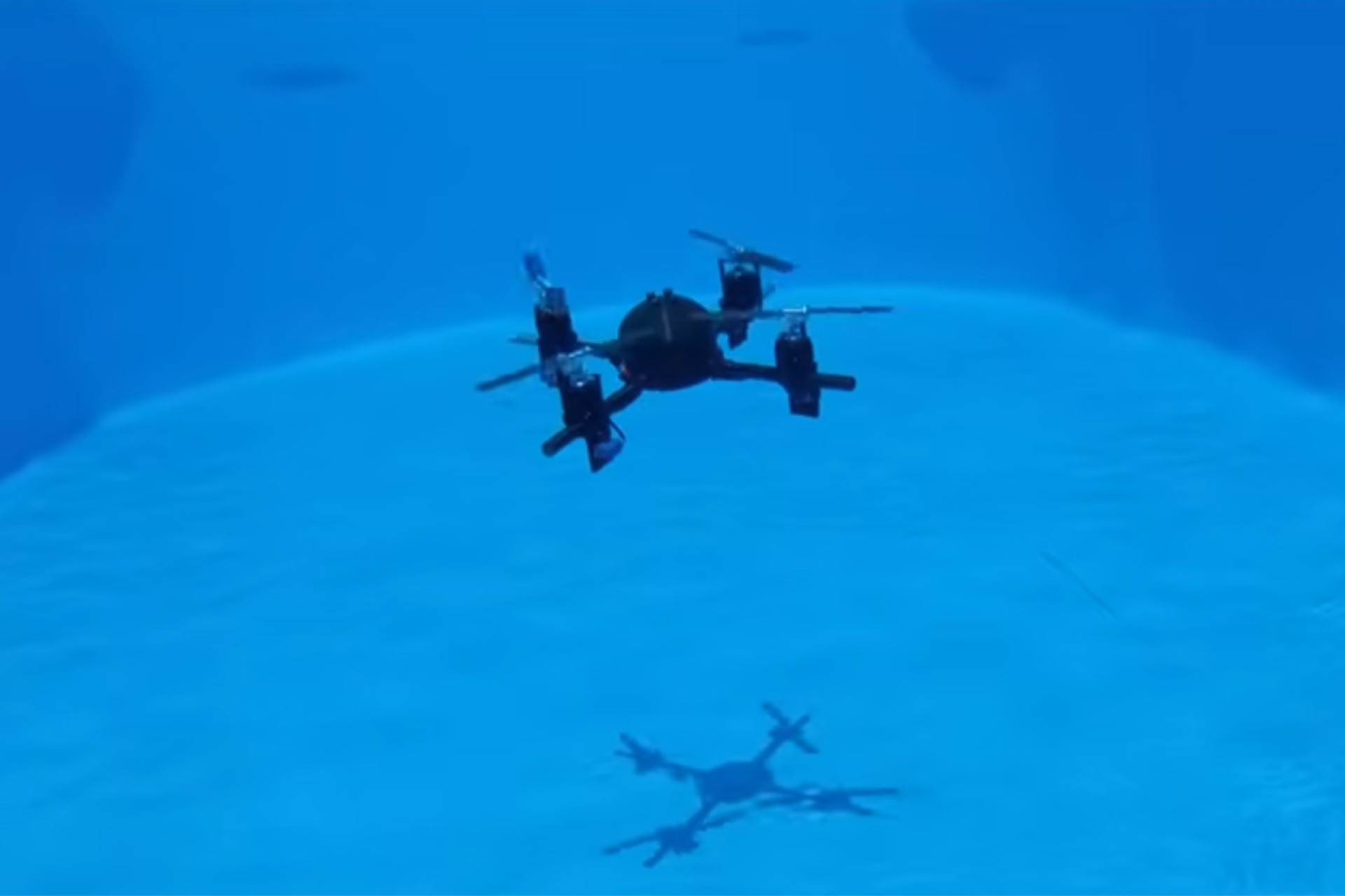 Estudiantes daneses crean dron híbrido capaz de volar y sumergirse con total fluidez