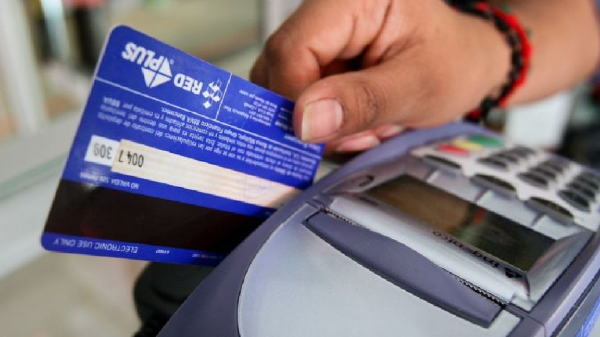SAT: Sancionará compras con tarjetas de crédito si gastas más de lo que ganas