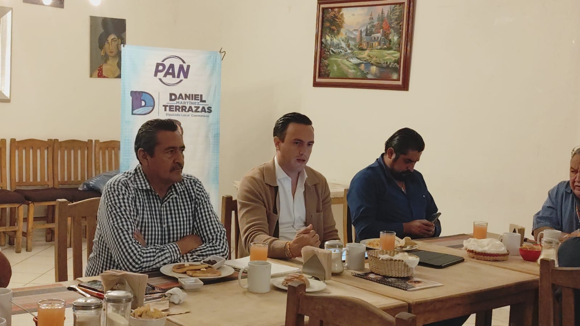 Se reúnen representantes de agrupaciones de taxis con el diputado Daniel Martínez Terrazas; exponen inconformidades