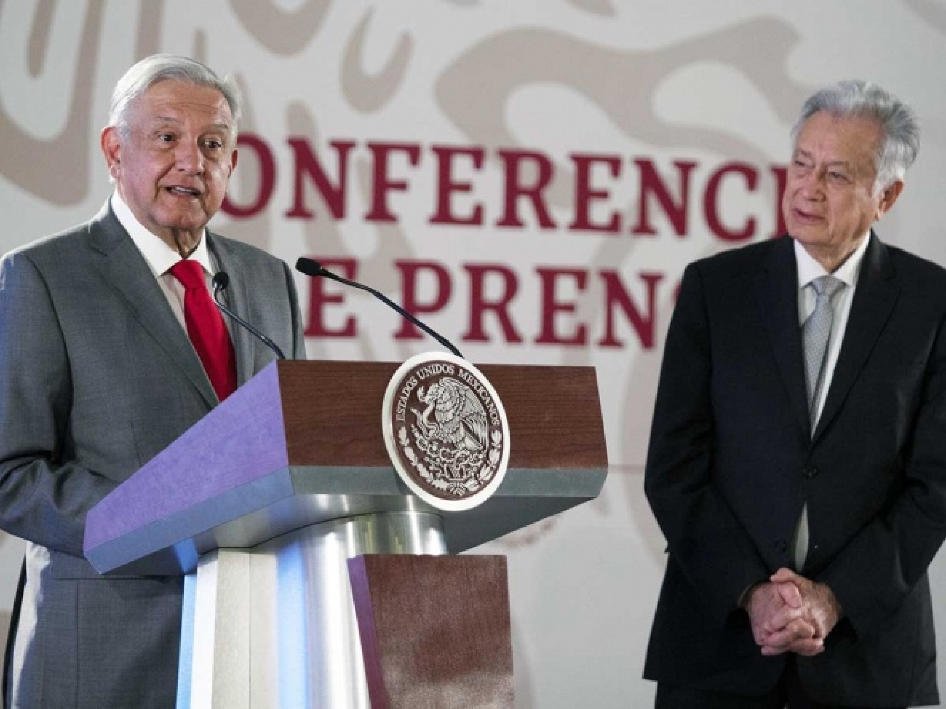 Paga CFE 21 mmdd por 7 ductos inactivos, denuncia López Obrador