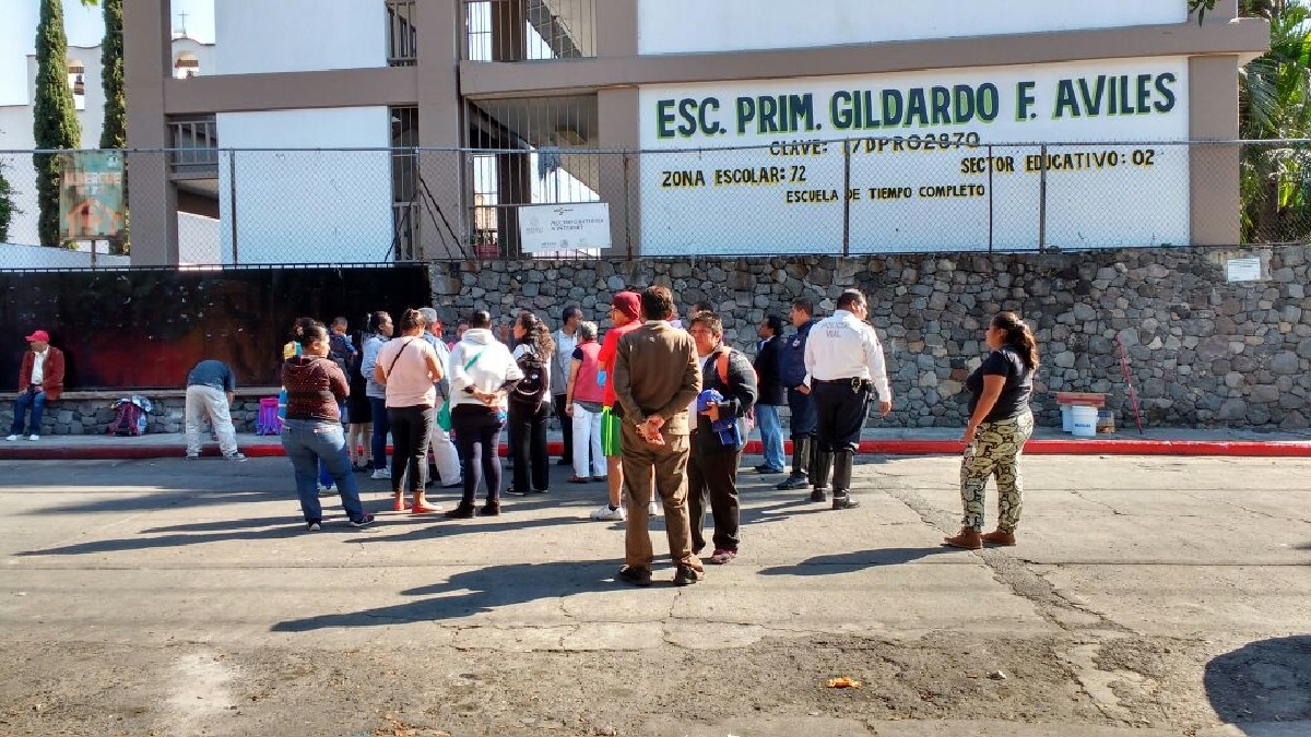Padres de familia protestan por la fusión de un grupo en escuela primaria