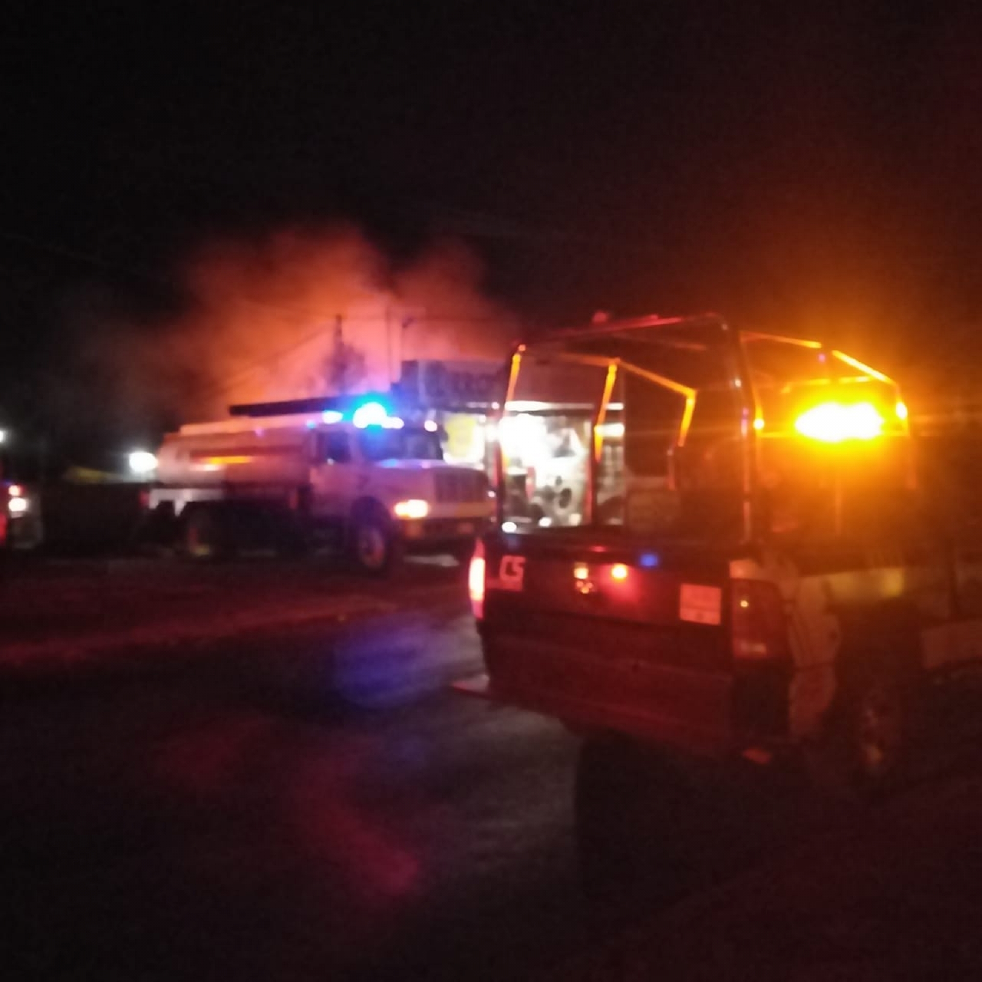 Se incendia predio donde se almacenaba plástico, en límites de Jojutla y Zacatepec