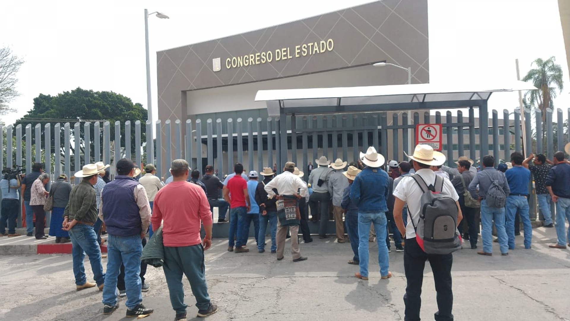 Habitantes de Tetela del Volcán tomaron el Congreso; piden solución a conflicto por agua