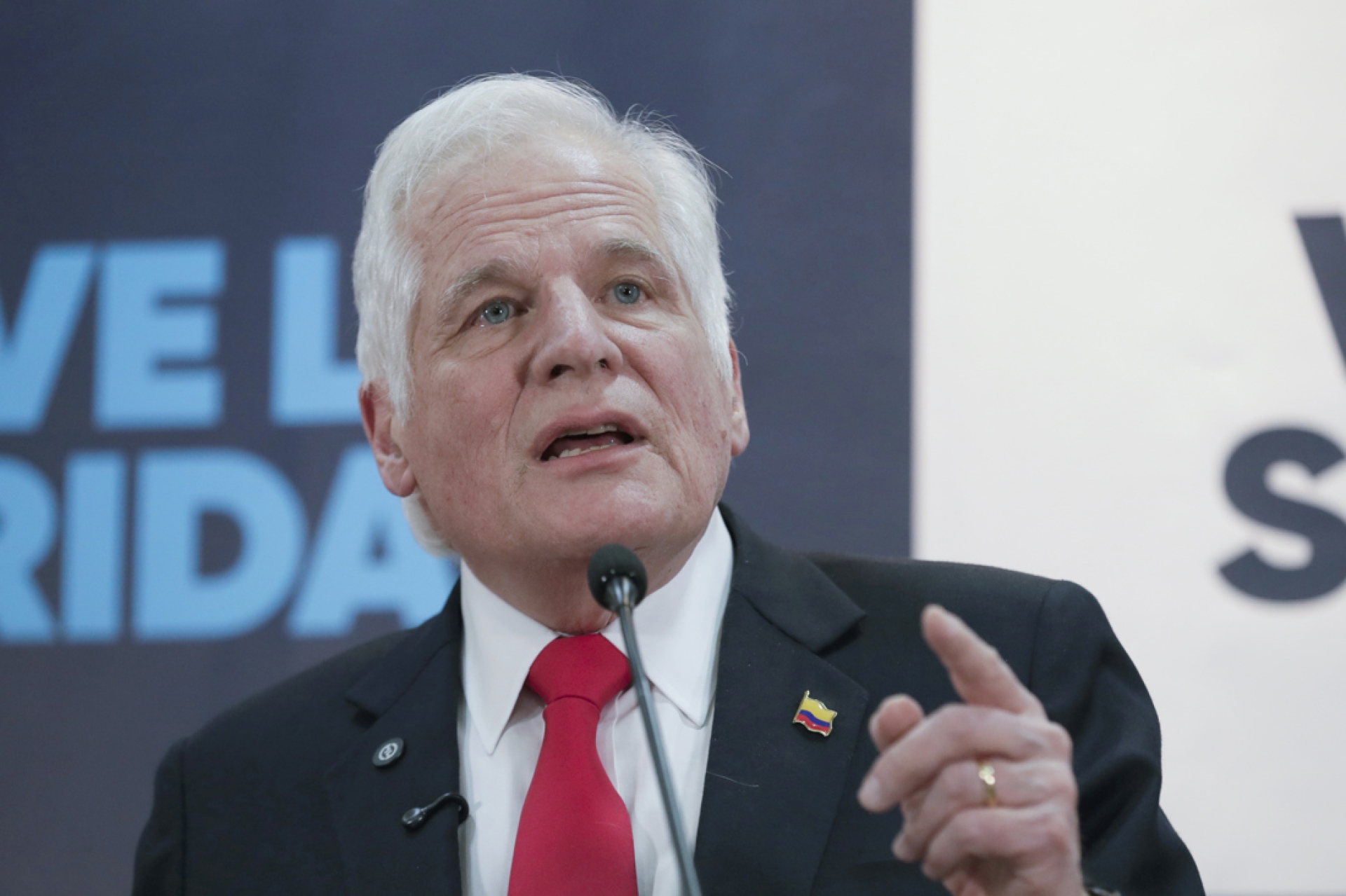 Miguel Uribe Londoño se retira de la carrera presidencial en Colombia
