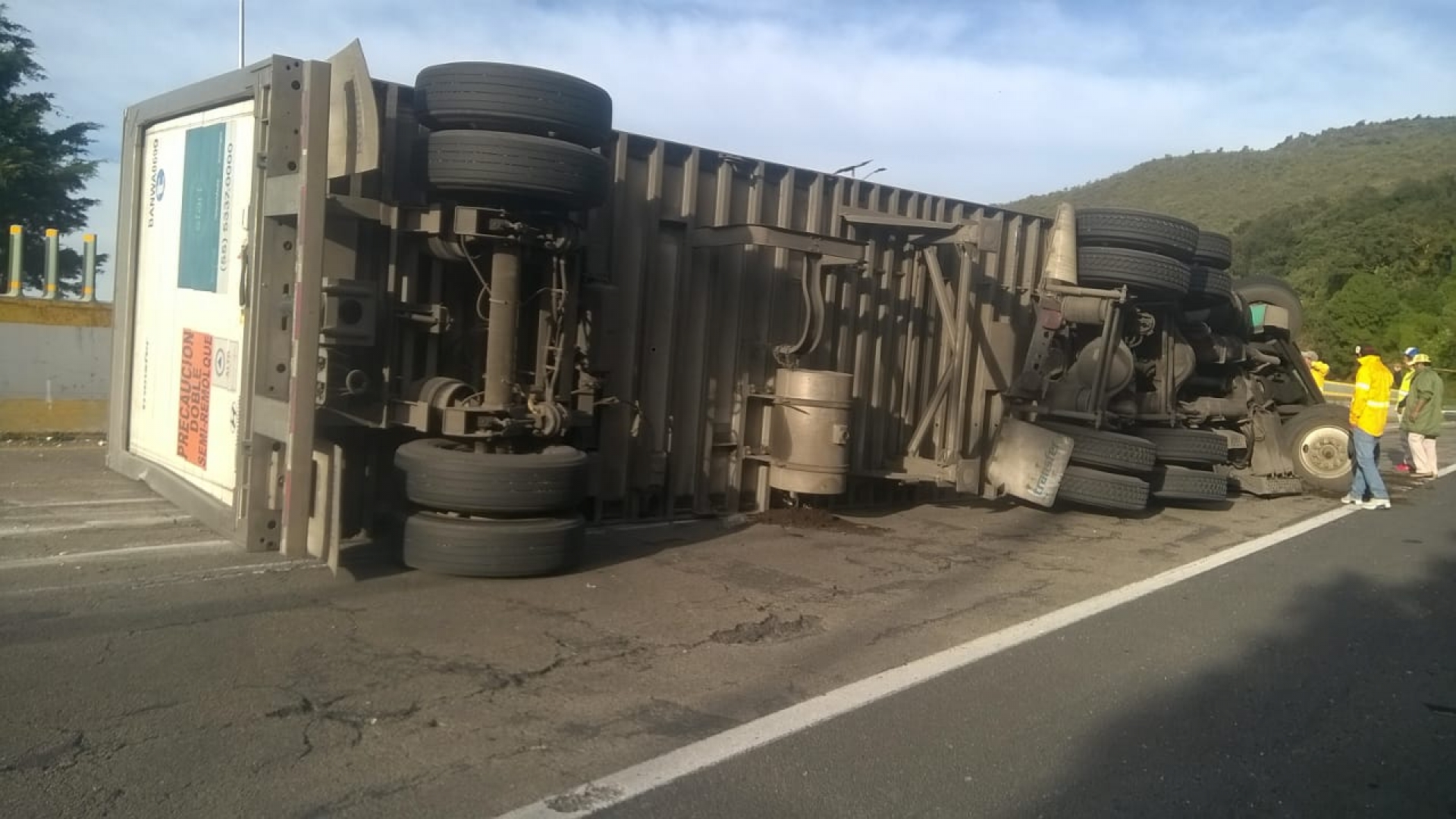 Vuelca tráiler en la autopista México-Cuernavaca