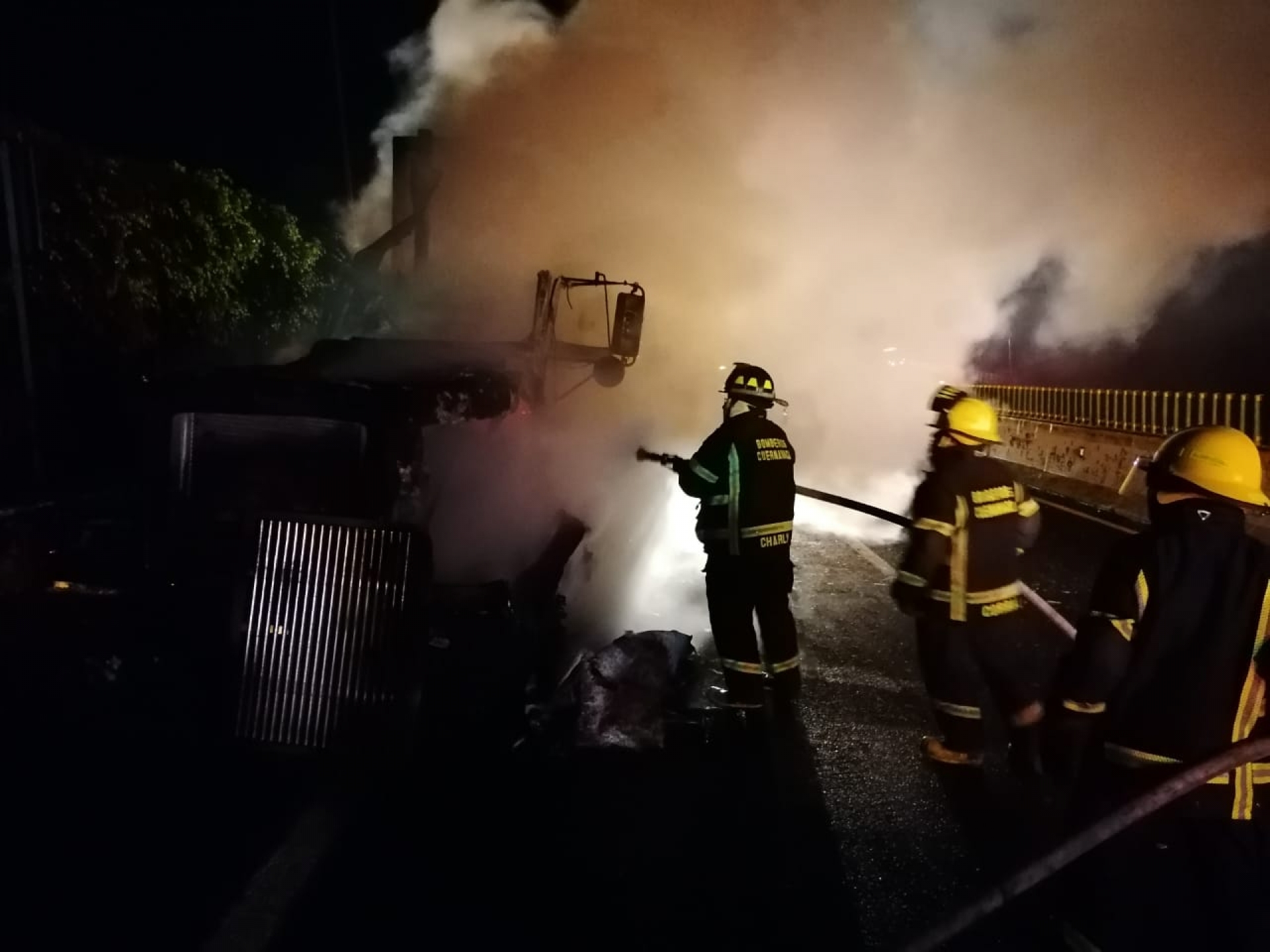 Sofocaron Bomberos Cuernavaca incendio de tráiler y de vehículo