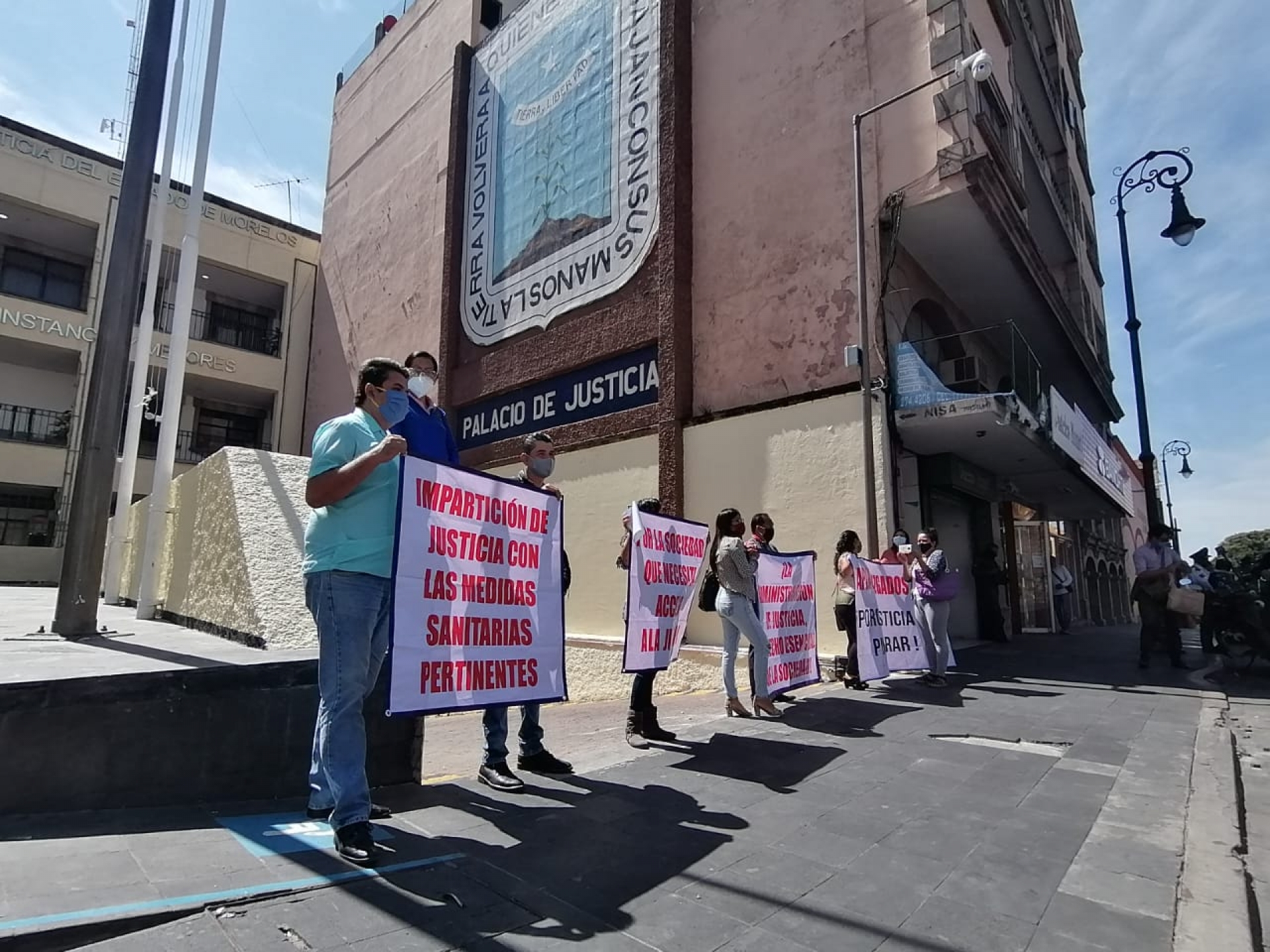 Protesta colectivo de abogados en el TSJ; demanda reanudación inmediata de actividades