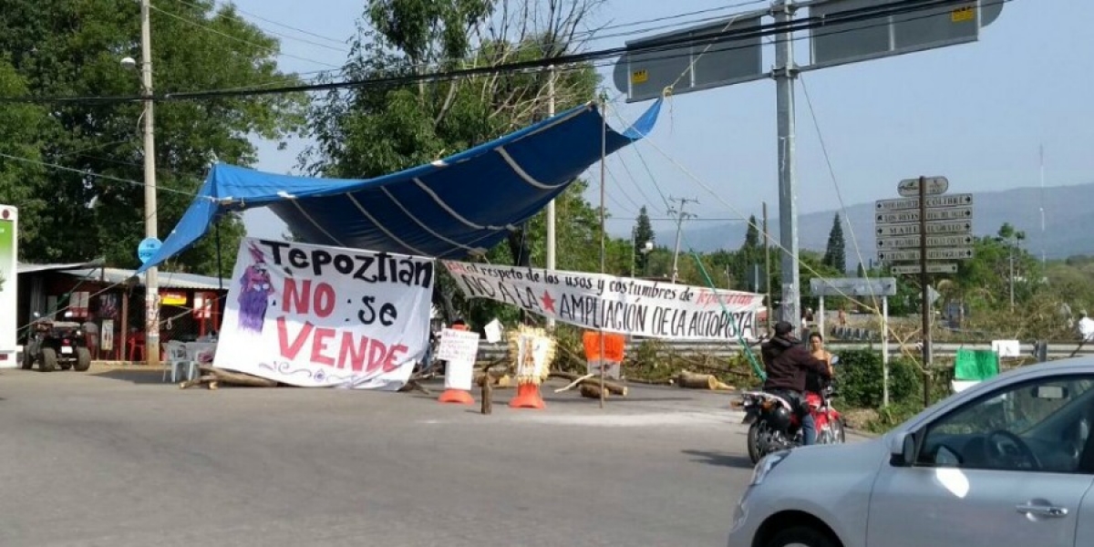 Continúa bloqueo de habitantes de Tepoztlán en entronque de autopista La Pera-Cuautla