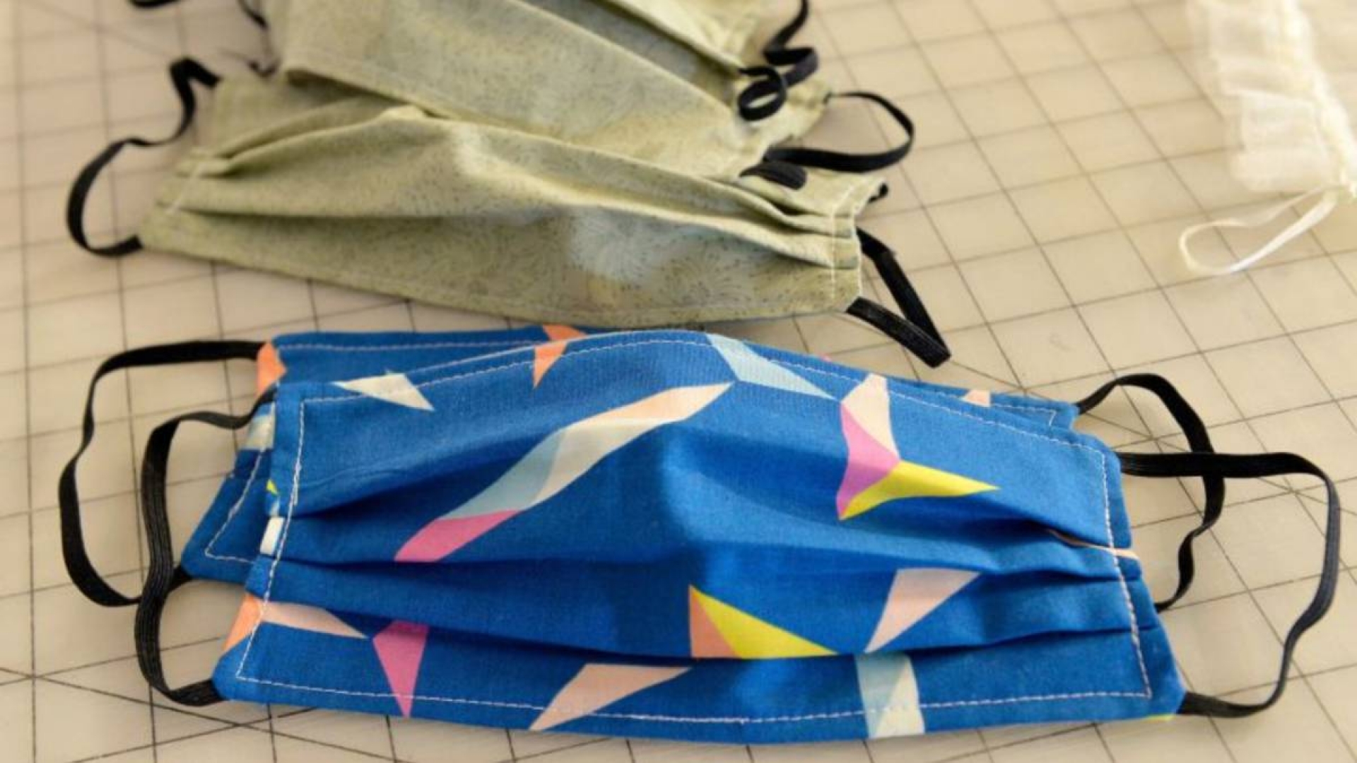 ¿Cómo hacer un cubrebocas con una bandana?