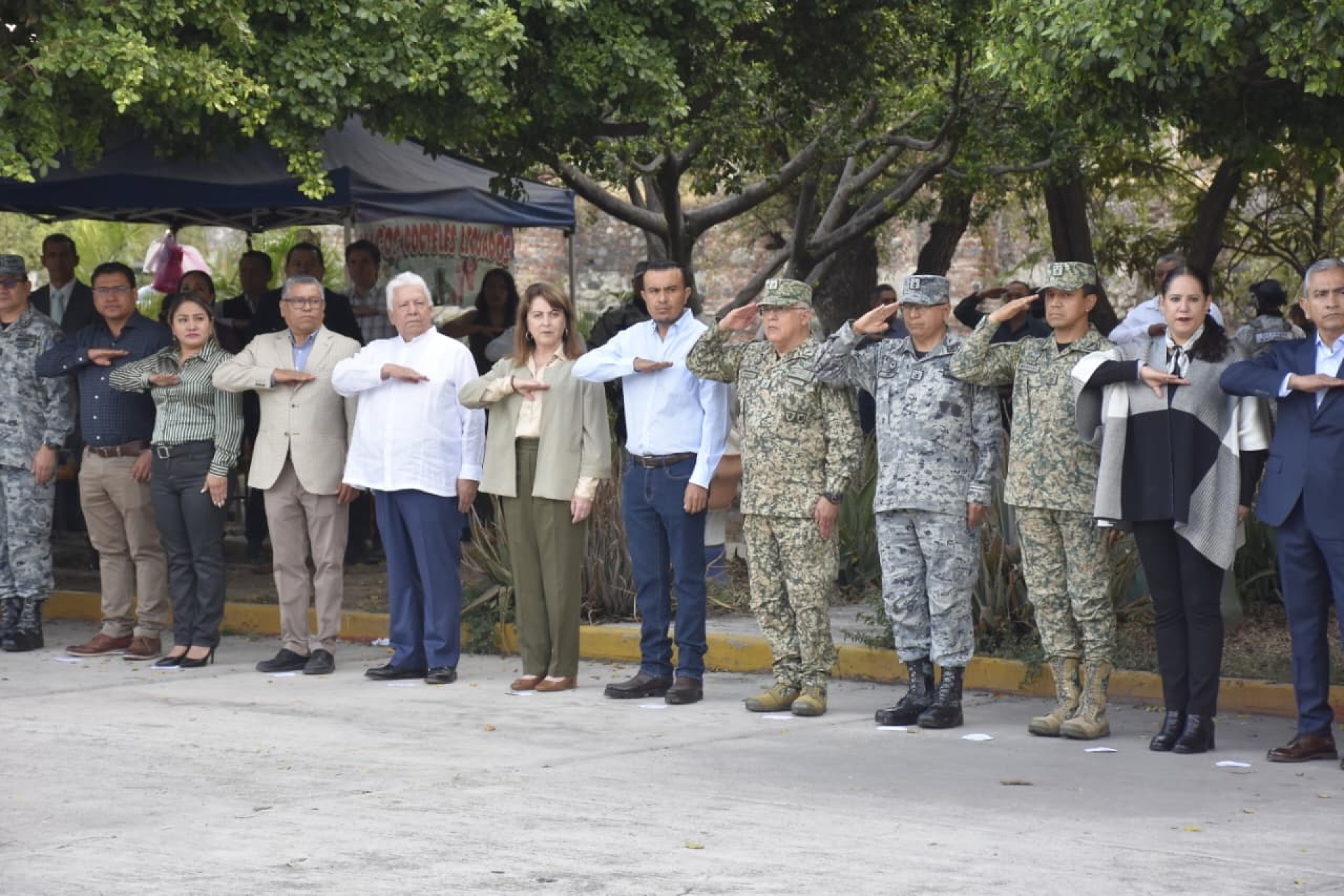 Encabeza gobernadora Margarita González Saravia honores a la Bandera Nacional en Ayala