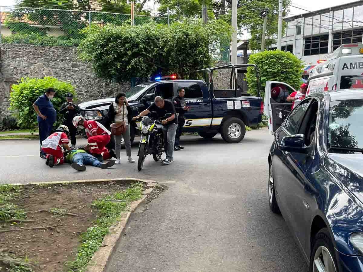Cae motociclista por esquivar a un peatón