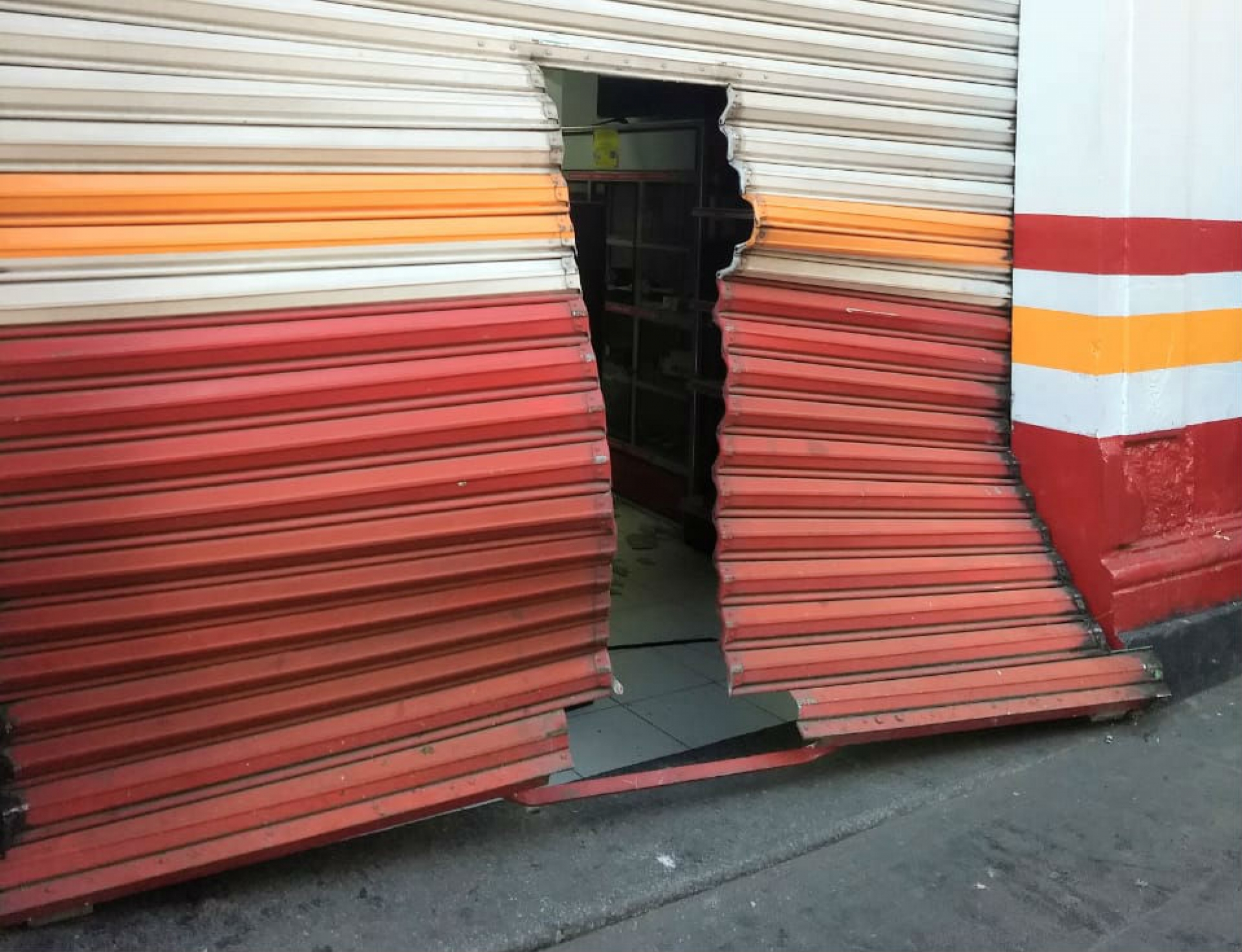 Fuerzan cortina metálica en casa de empeños