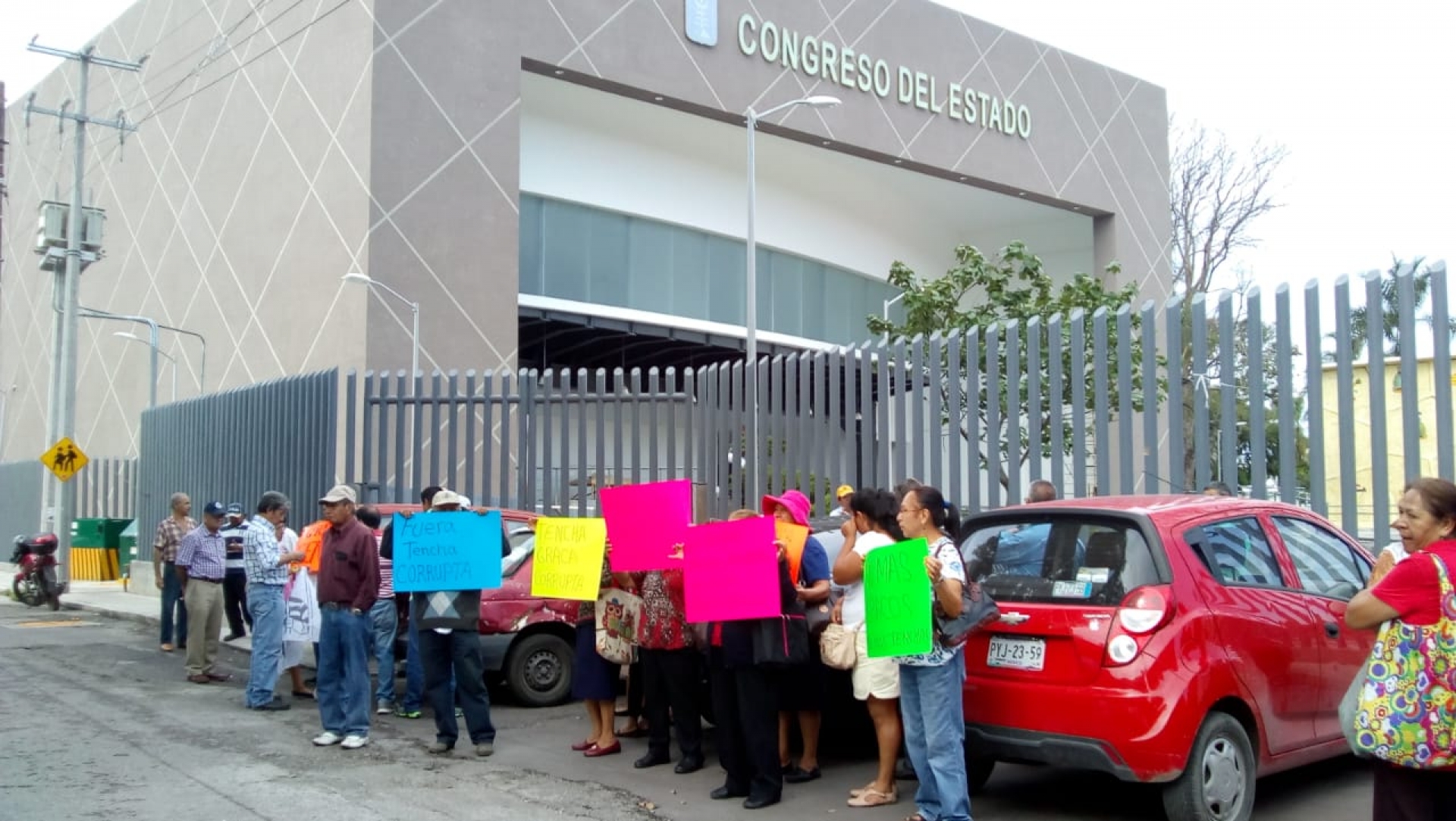 Protesta Asociación Cívica Morelense en el Congreso