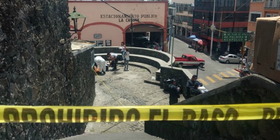 Hallan cadáver afuera de baños públicos, en el centro de Cuernavaca