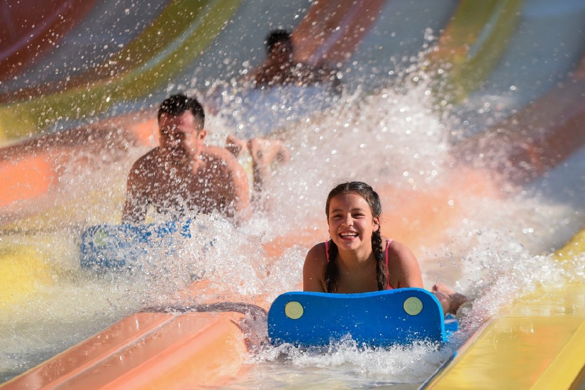 Disfrutan familias de balnearios y parques acuáticos en Morelos