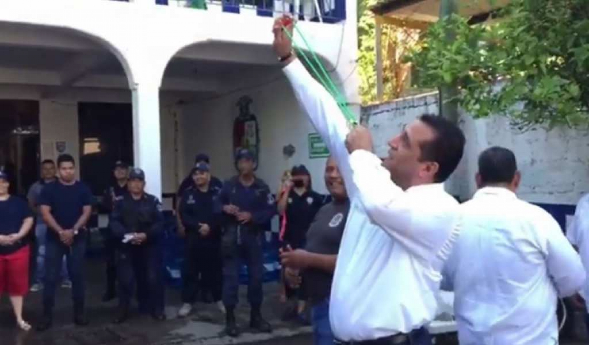 VIDEO: Alcalde arma a sus policías… ¡con resorteras!
