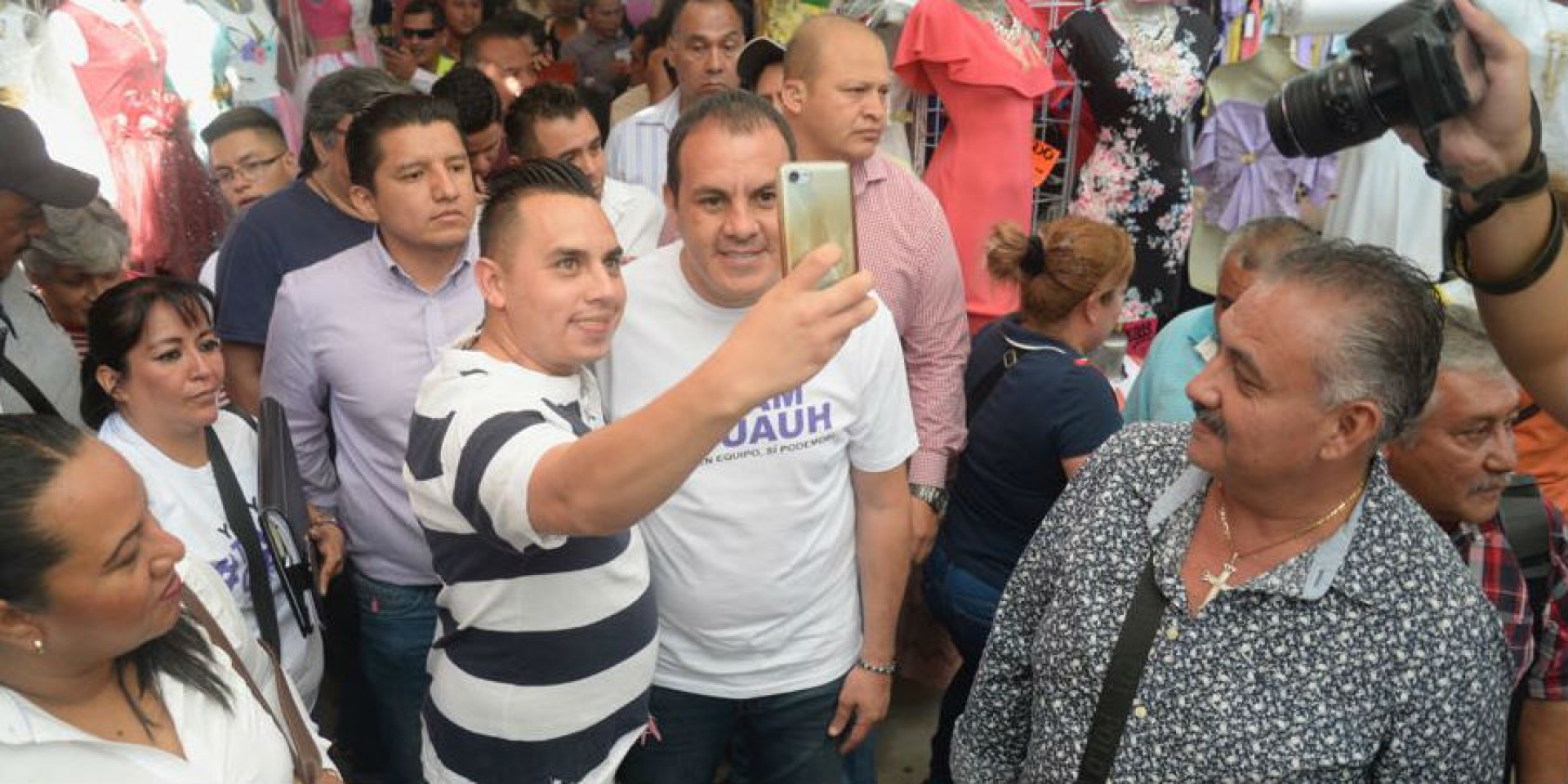 Recorre candidato por la coalición 'Juntos Haremos Historia' el tianguis de Temixco