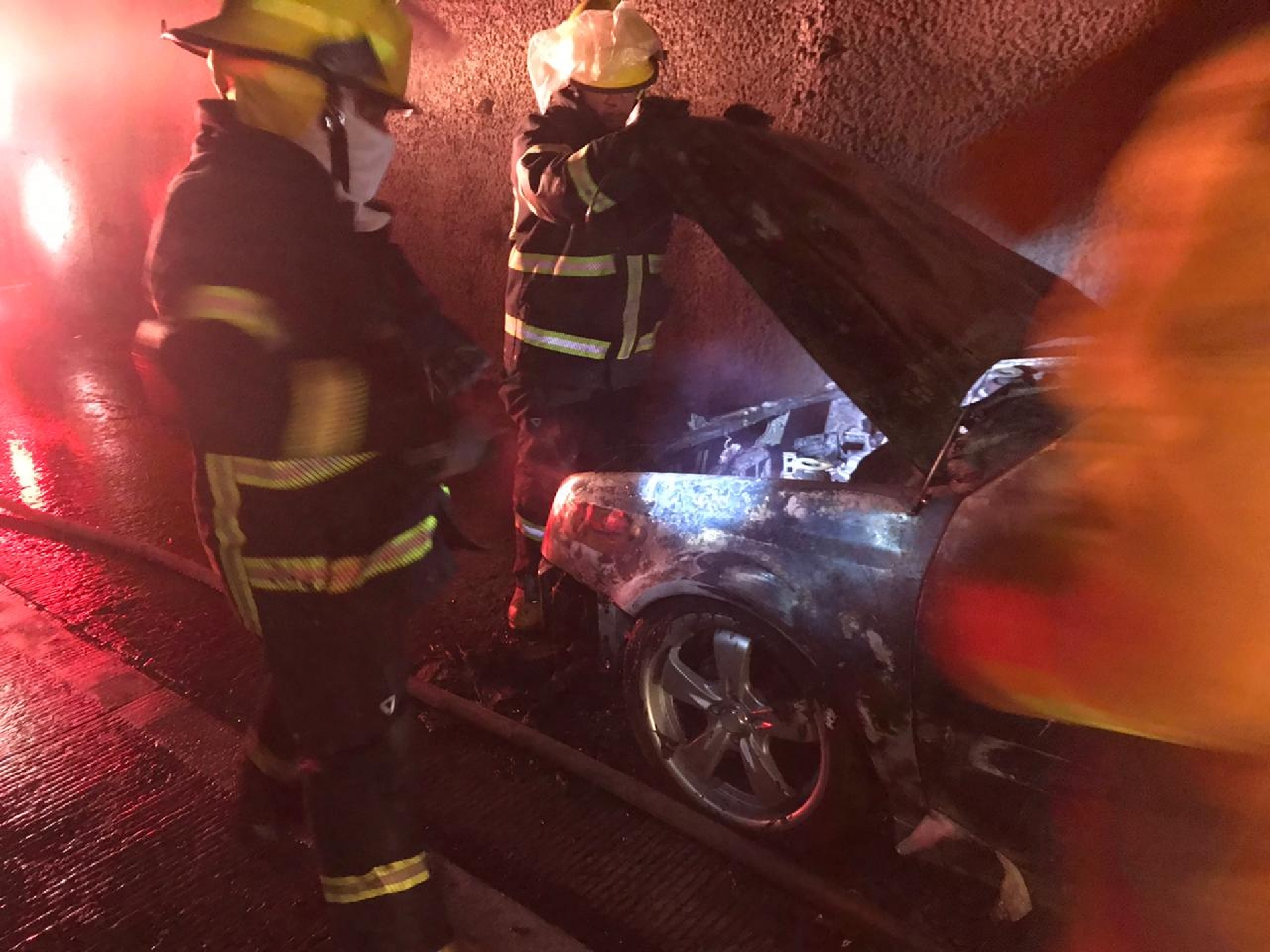 Sofocaron bomberos incendio de un vehículo en el paso exprés