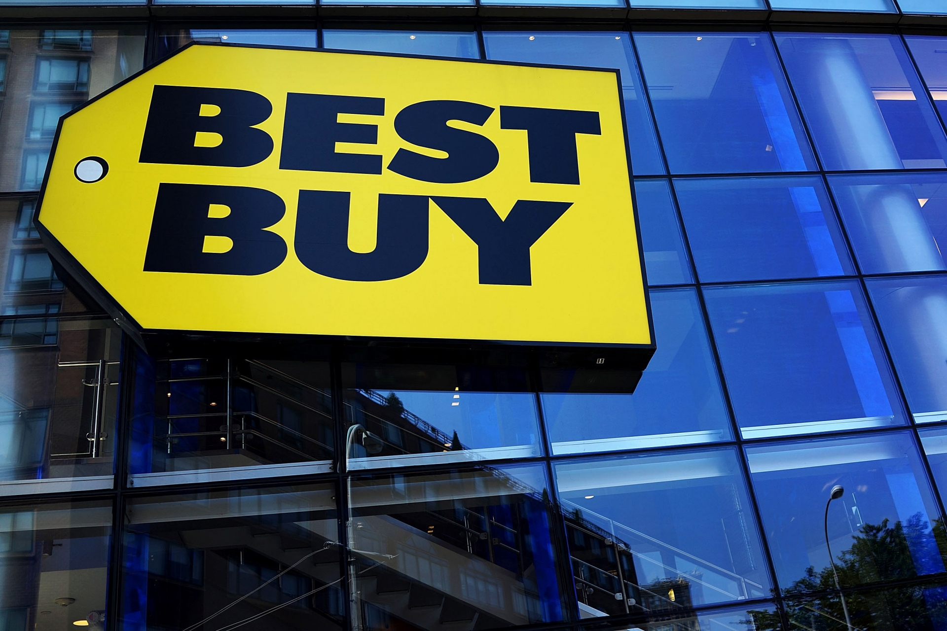 Largas filas por liquidación de Best Buy
