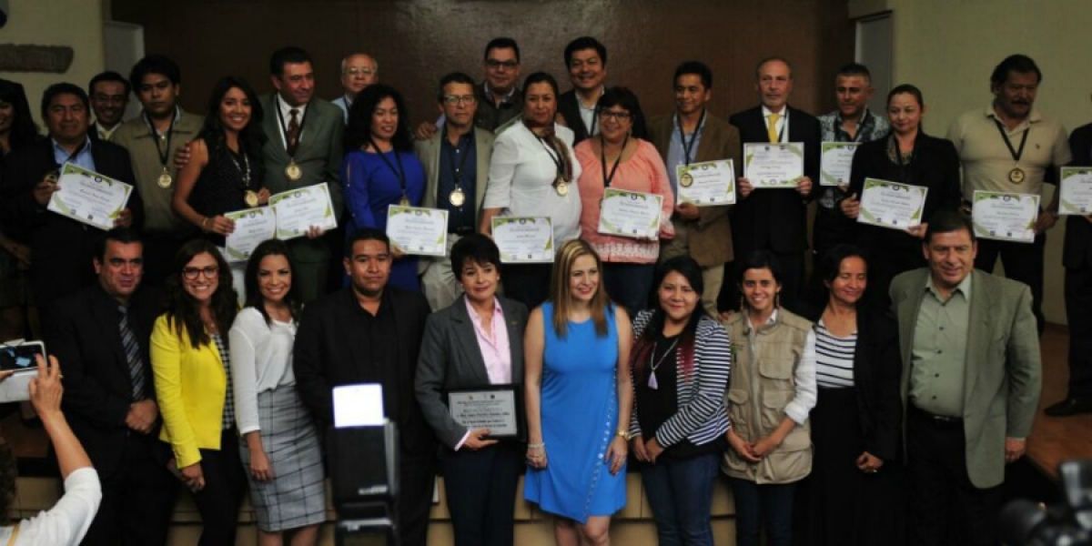 Entregan organizaciones civiles reconocimientos a periodistas por su destacada trayectoria