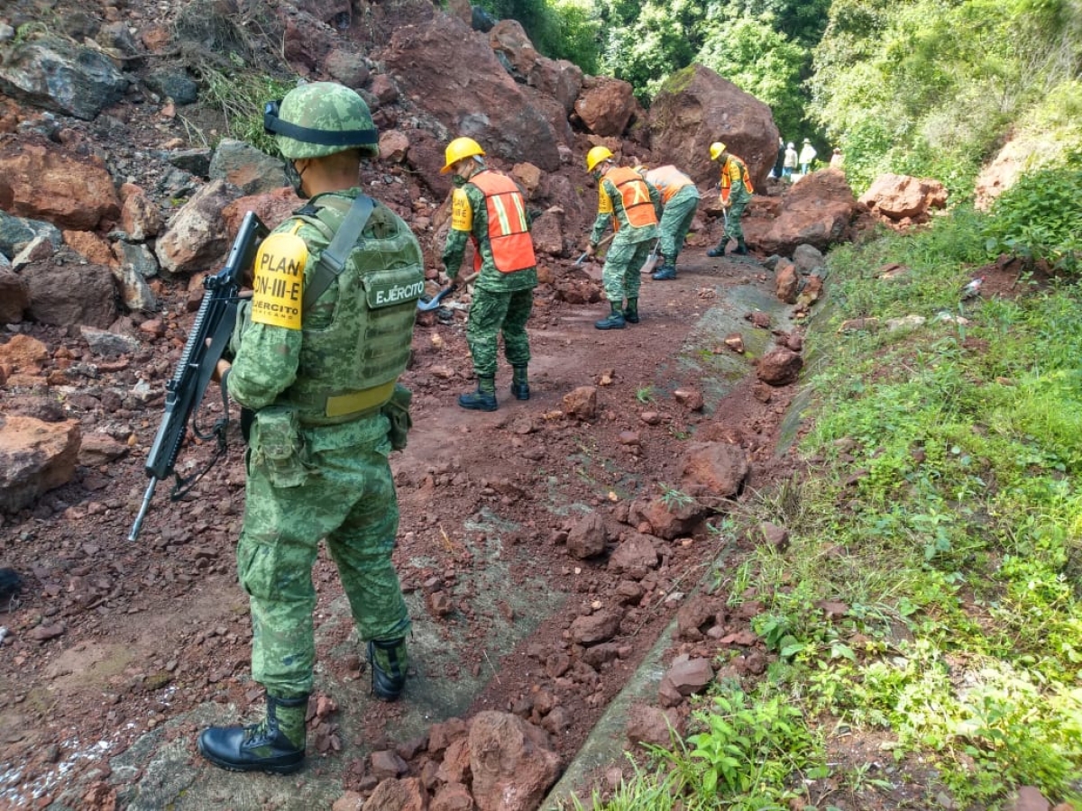 Personal de la 24 Zona Militar aplica Plan DN-III-E por deslave en cerro 'Tres Cruces'