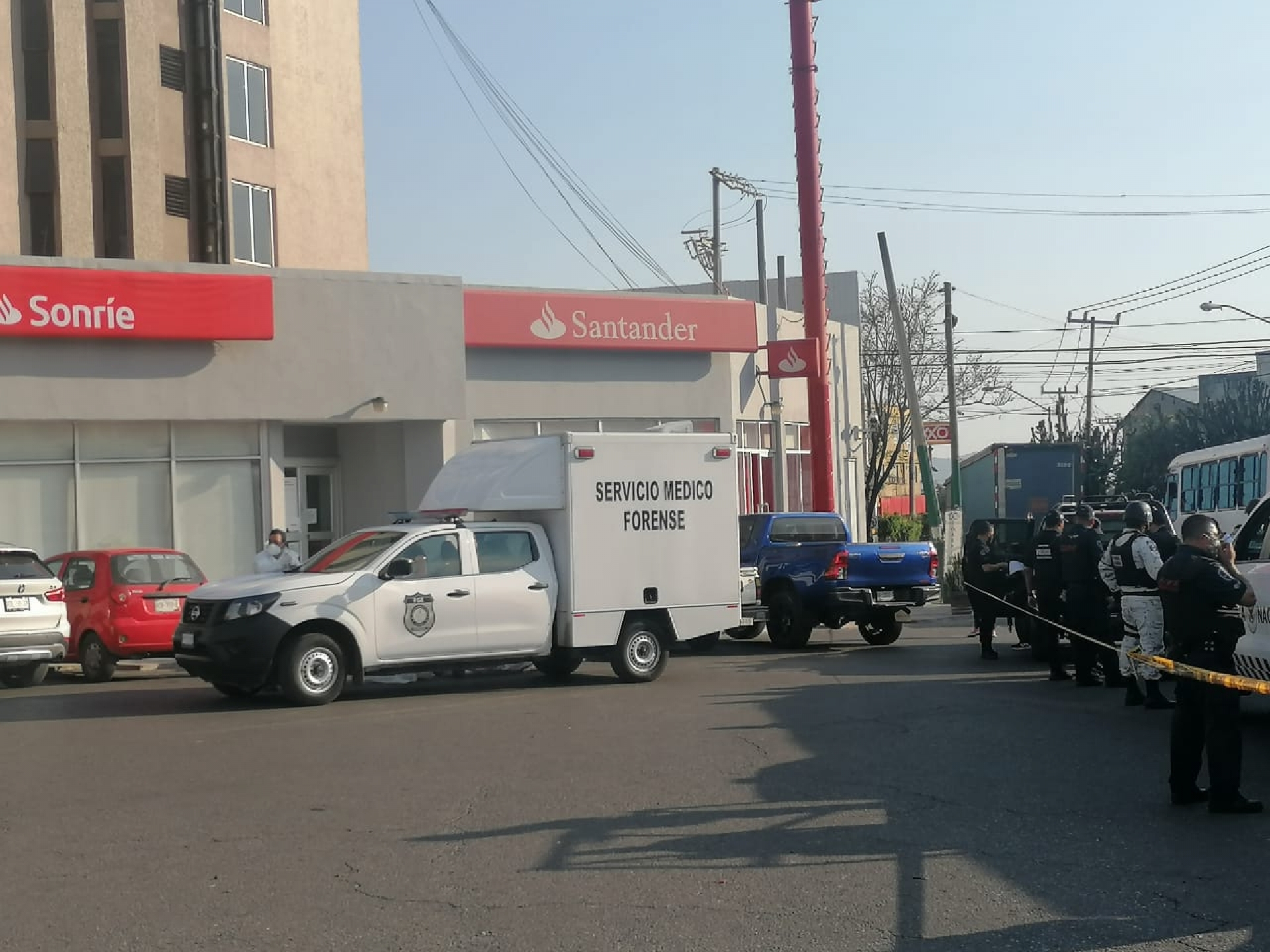 Asesinan a tiros a un hombre afuera de un banco en Civac