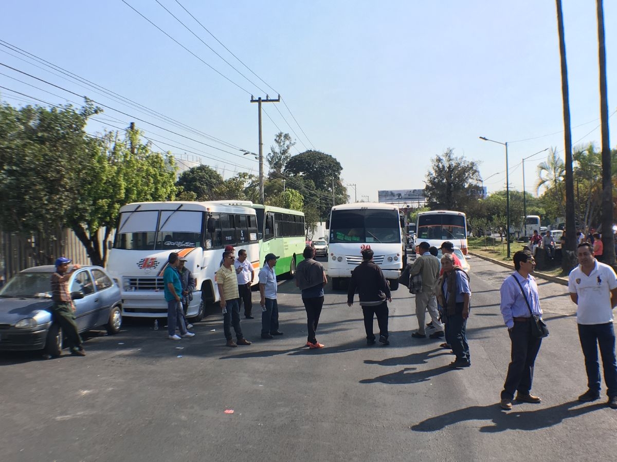"Ya no aguantamos tanto aumento”: taxistas