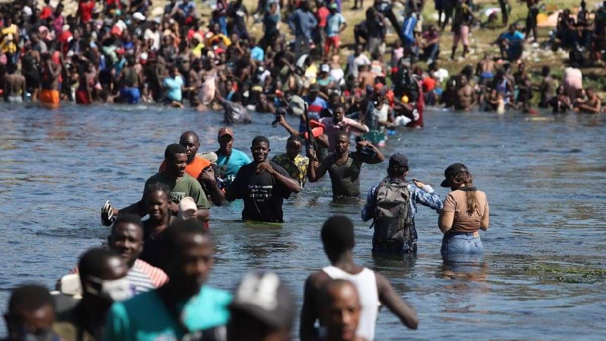 México pide a haitianos que están en frontera, regresen y pidan asilo