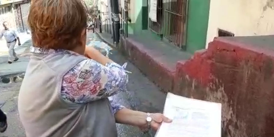 Impiden vecinos asfaltado de la calle Amador Salazar
