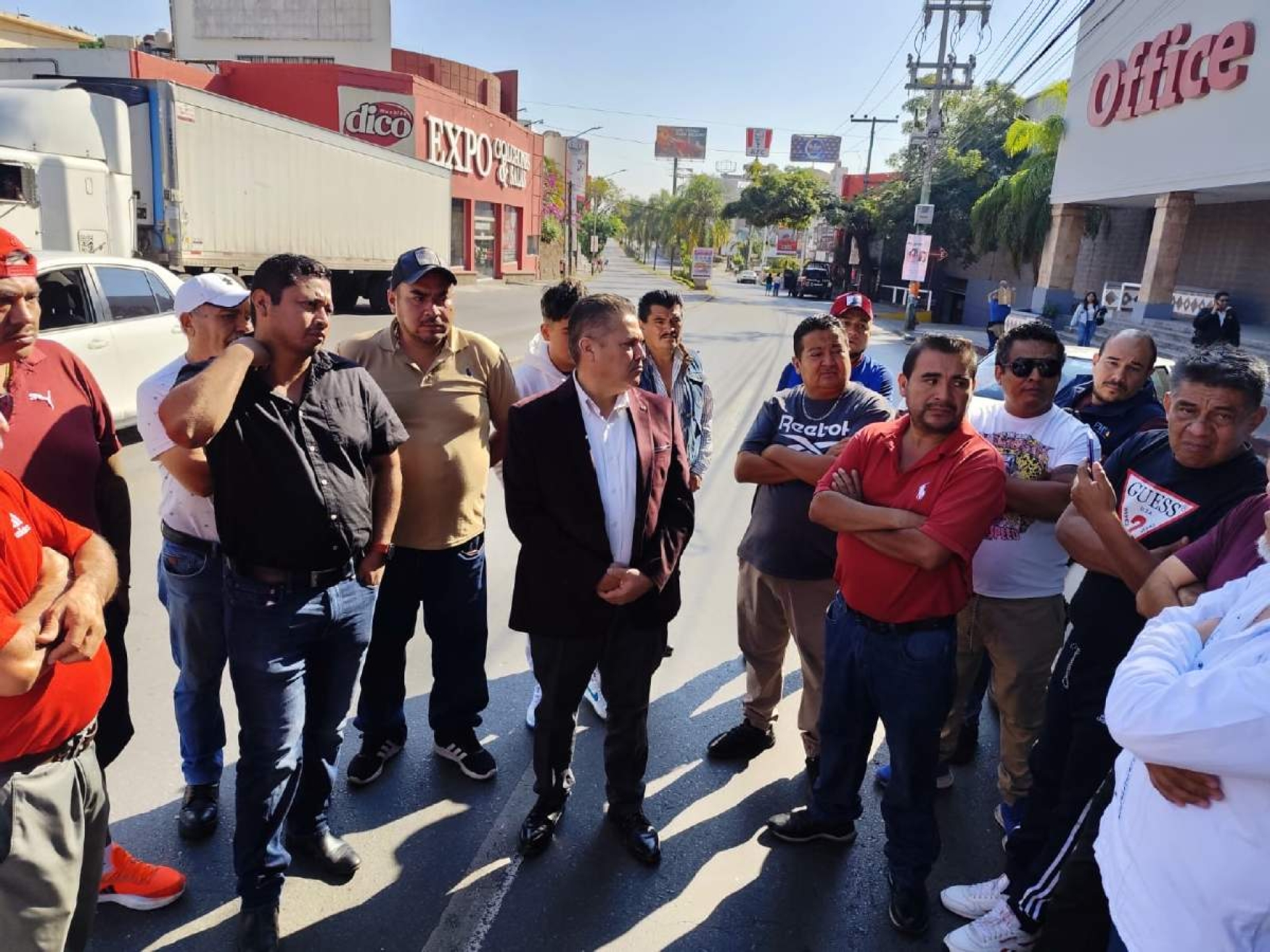 Seguirá diálogo con taxistas