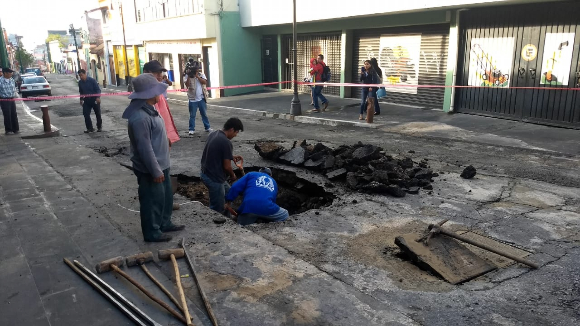 Repara SAPAC hundimiento en calle Matamoros