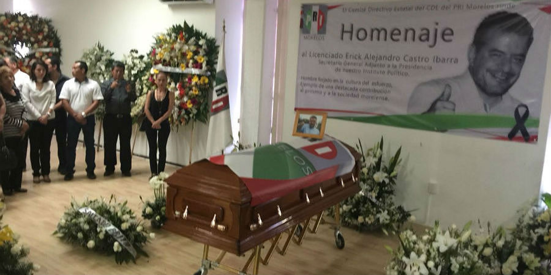Rinden homenaje de cuerpo presente a Erick Castro Ibarra