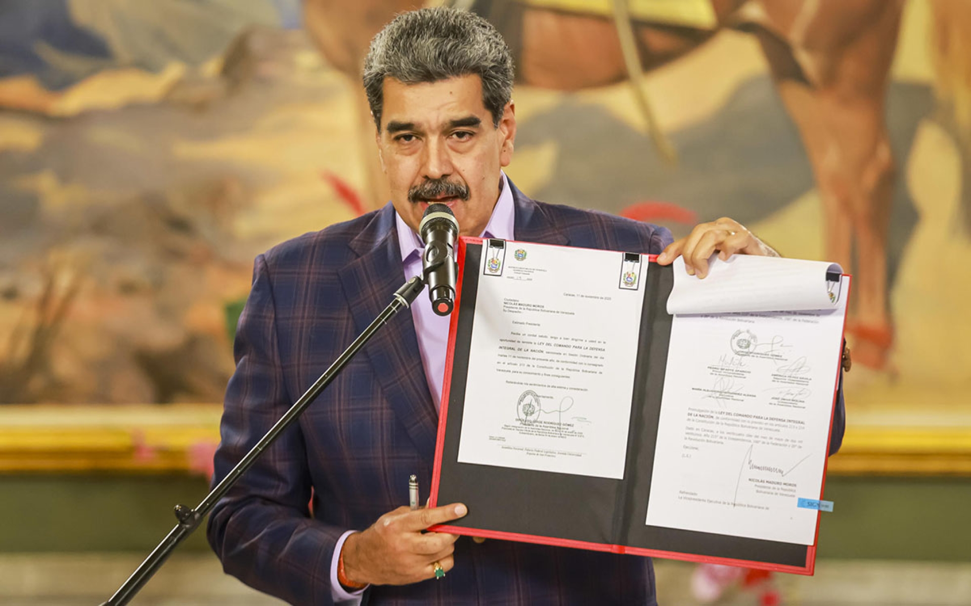 Maduro crea comandos de defensa ante posible 'lucha armada' por despliegue de EU