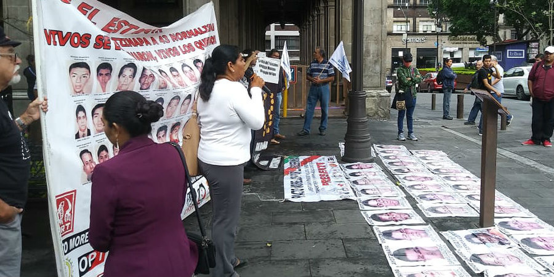 Se manifiestan activistas a 45 meses de la desaparición de los 43 normalistas de Ayotzinapa
