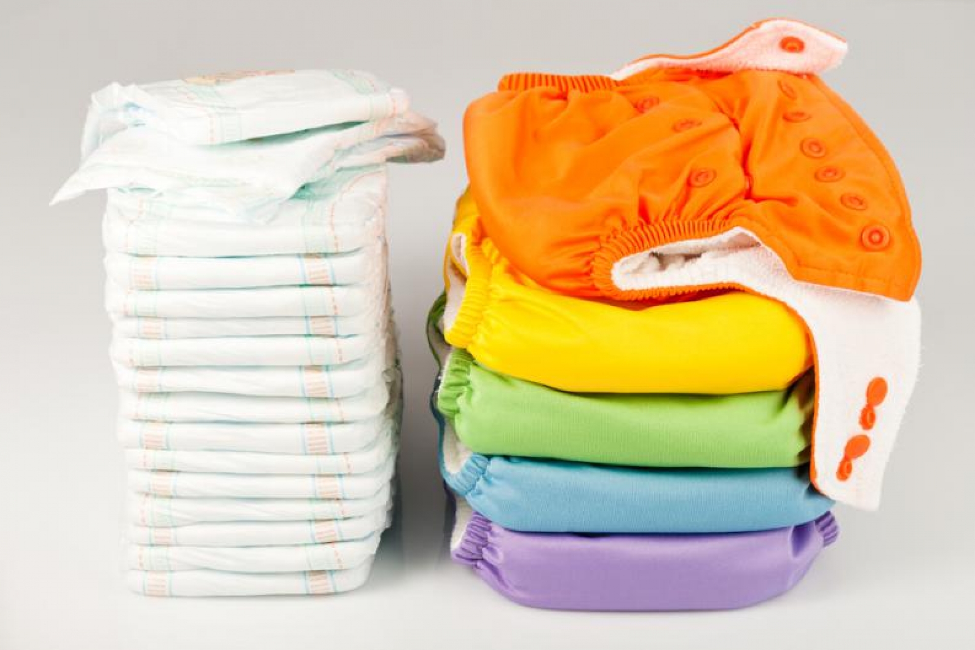 ¿Desechables o de tela? Estos son los pros y contras para elegir pañales