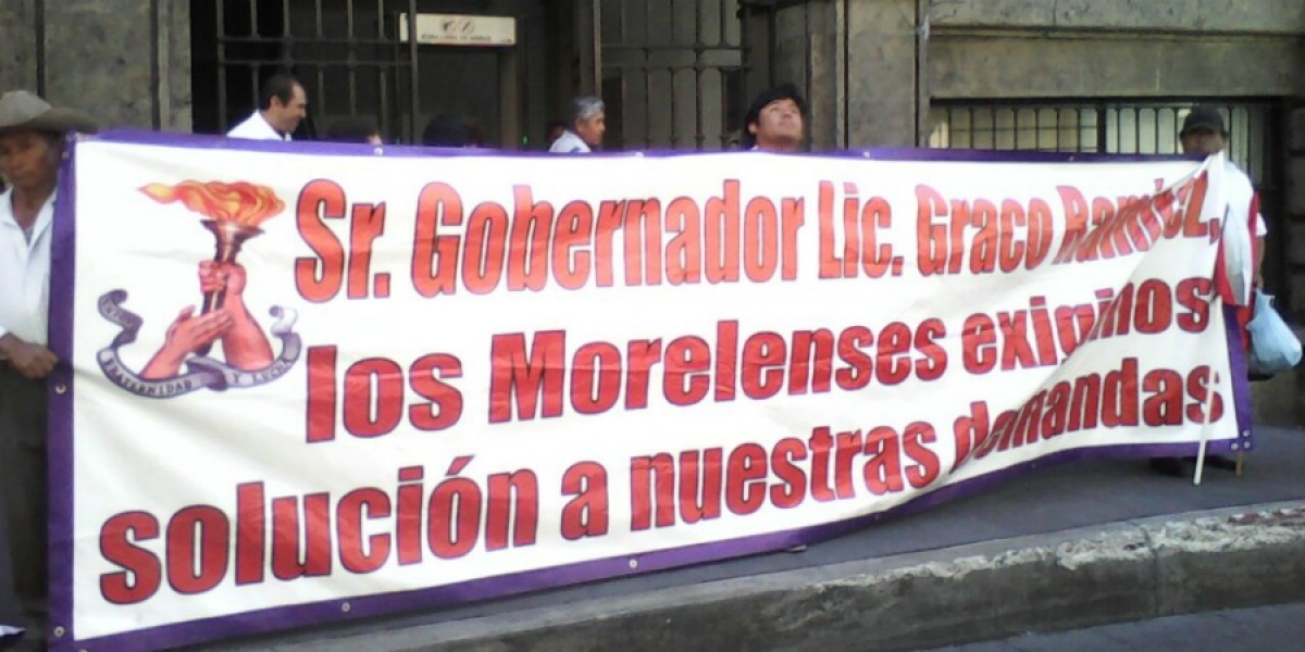 Se manifiestan antorchistas frente al Palacio de Gobierno; exigen solución a puntos de pliego petitorio