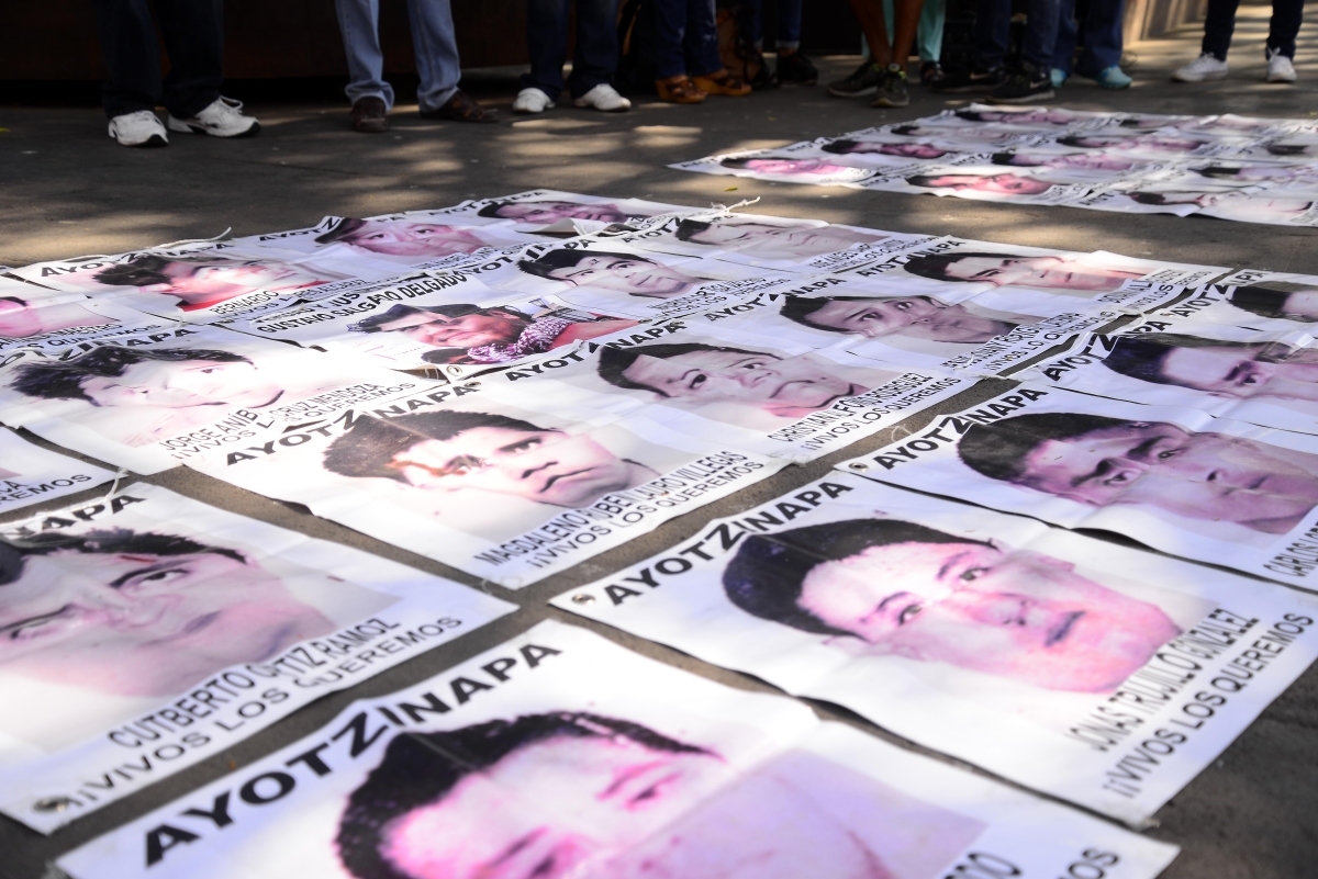 Conmemoran un mes más de la desaparición de los 43 normalistas