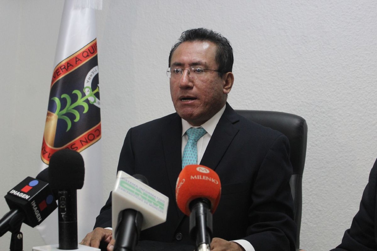Catean domicilio del rector de la UAEM para detenerlo, pero no lo consiguen