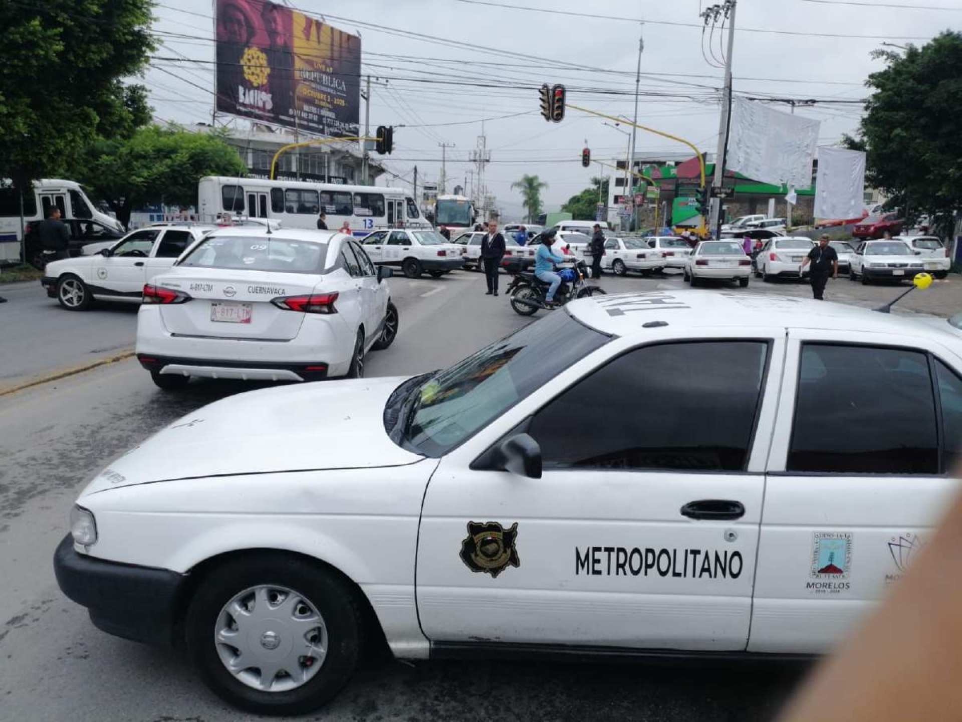 Taxistas exigen gafete gratuito